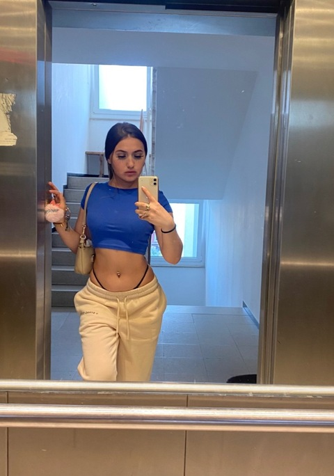 Alexandra @alexa.lra30 cover picture