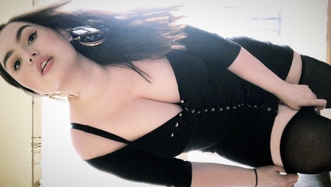 curvybrit @curvybrit cover picture