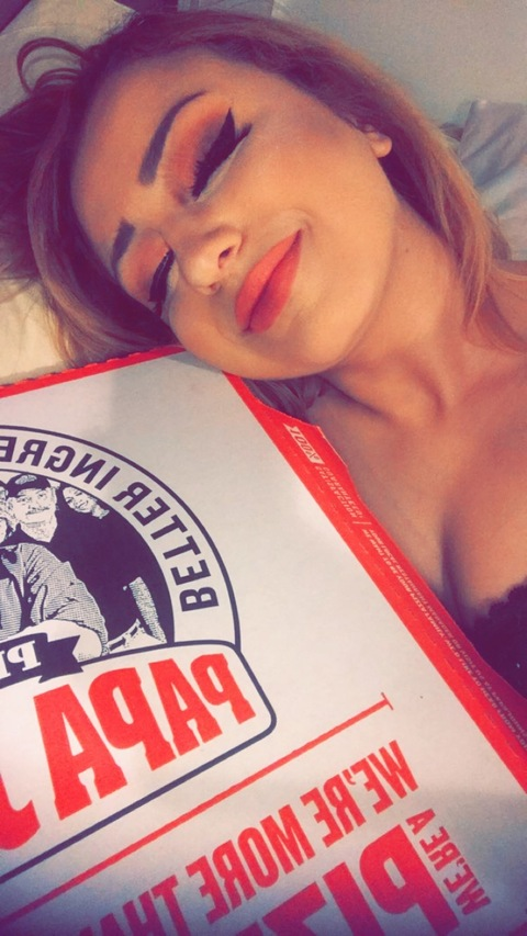 Dee @deedeelove cover picture