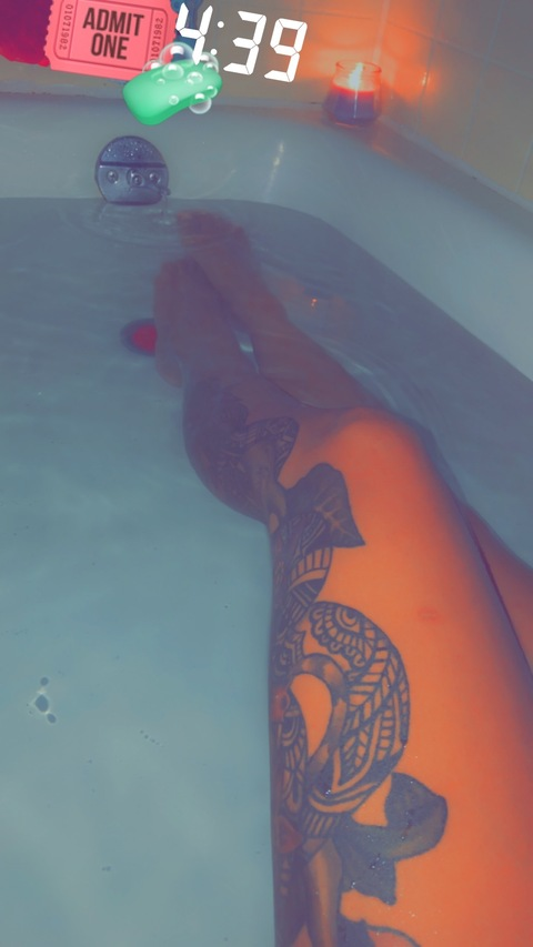 Lena @goldhoneypeaches cover picture