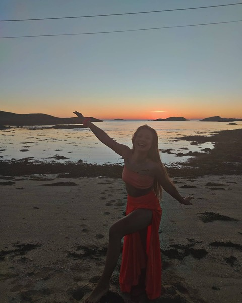 Inez @hellokicia cover picture