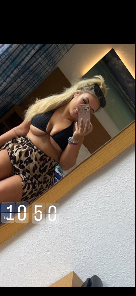 Holly Stephens @hollsyy cover picture