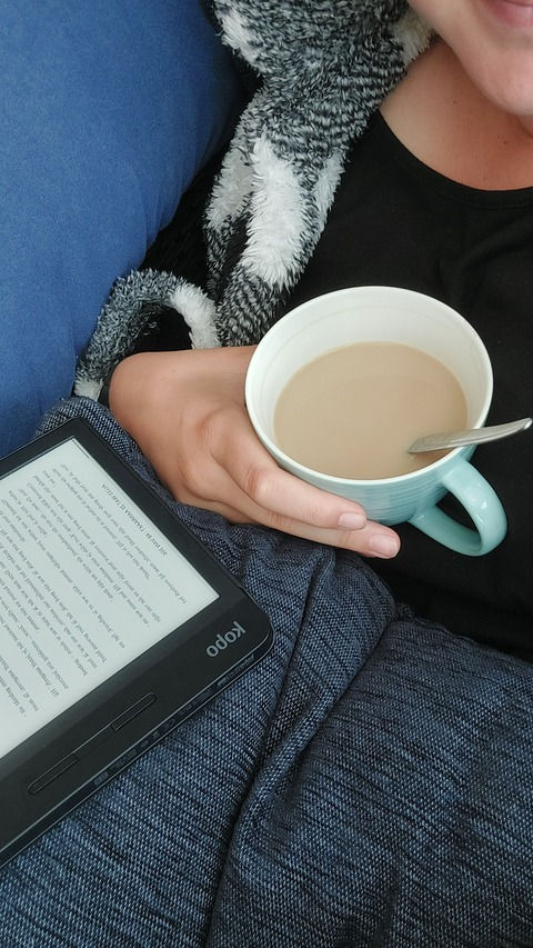 Anna @idontlikepeople.atall cover picture