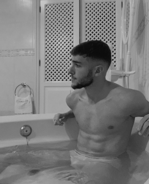 ᴀʟᴇx @itsnotalext cover picture