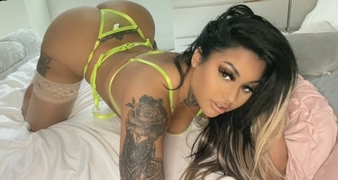 Larna @larna_lashes cover picture