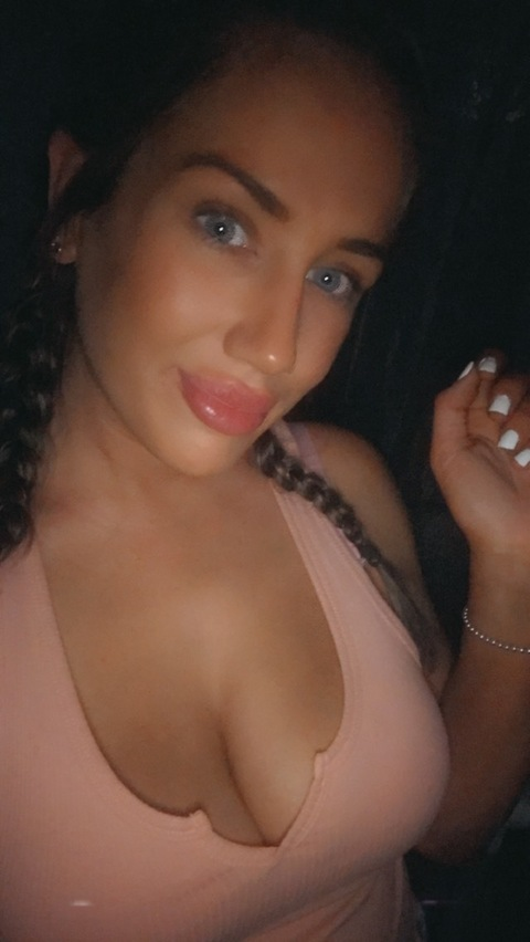 Leigh @leighblue cover picture