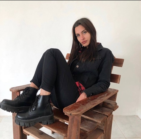 mia @mialinares cover picture