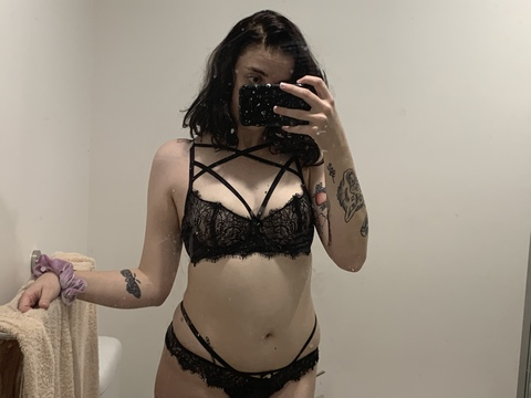 Violette B @miss.violette7 cover picture
