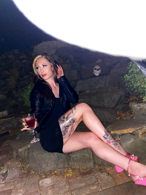 Autumnholly Thorne @molliemoneyxo cover picture