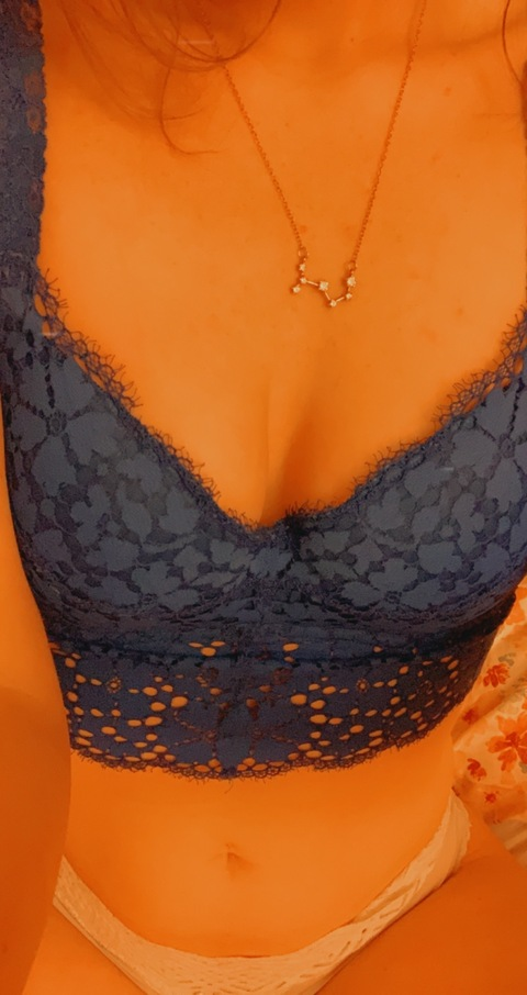 MEL 🤪 @moodymel cover picture