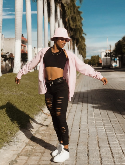 NICOLE ANDERSON @nickiandersoo cover picture