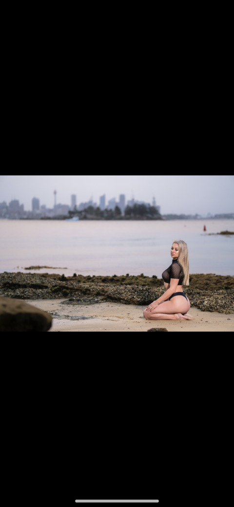 Nicole @nikkilaxx cover picture