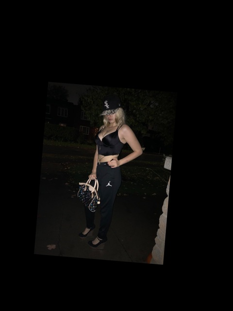 Joliane Desrosiers @r0s3bl00d cover picture