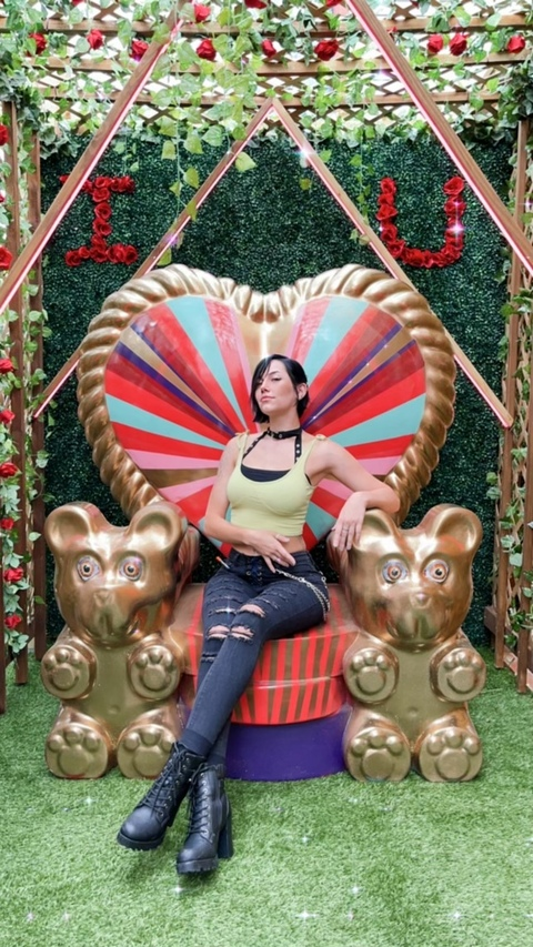 Roxanne Davie @rox.annnie cover picture