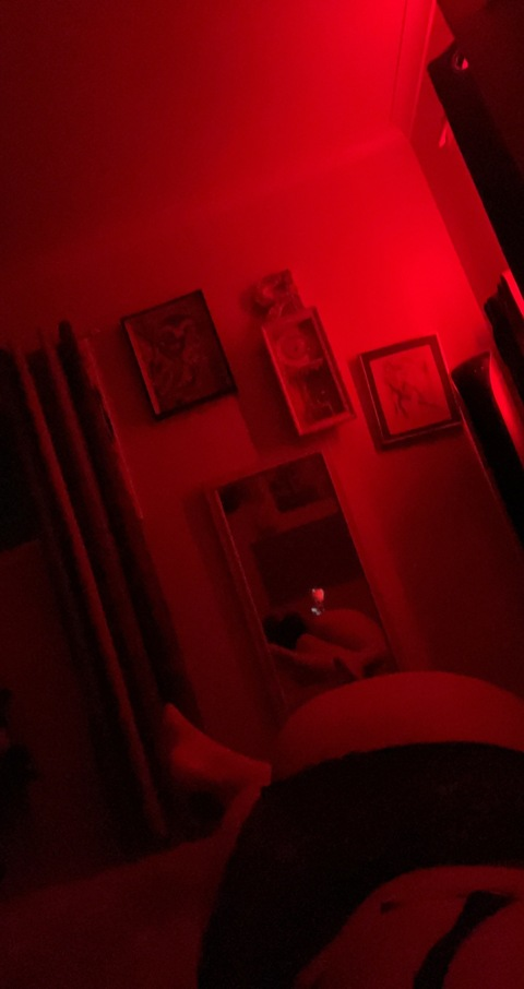 Claire @scarlxt cover picture