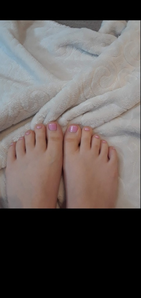 Kat @sweetfeetrneat cover picture