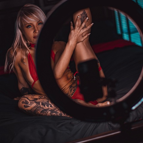 Tes Presley @tespresley cover picture