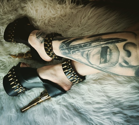 Heel addict petite girl @u276141662 cover picture