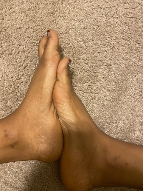 come between my toes @umamitoes cover picture