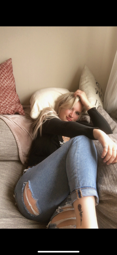 Sarah @uthere22 cover picture