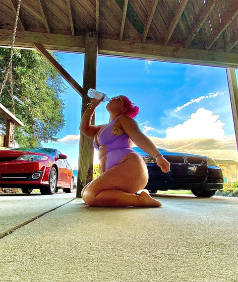 ValTheMïlf @valthemommy cover picture