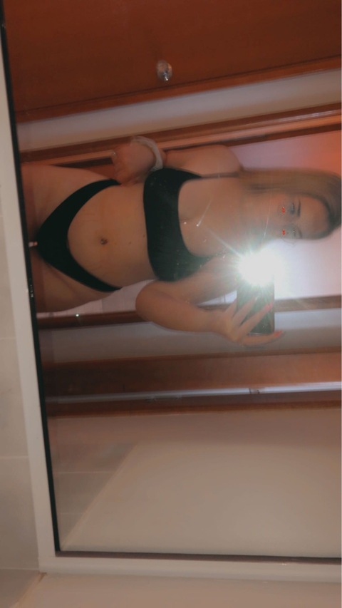liv @veejane.xo cover picture