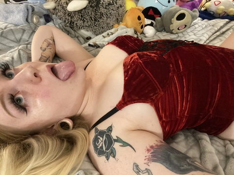 molly @velvetlurker cover picture