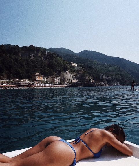 Rae @yourbaerae cover picture