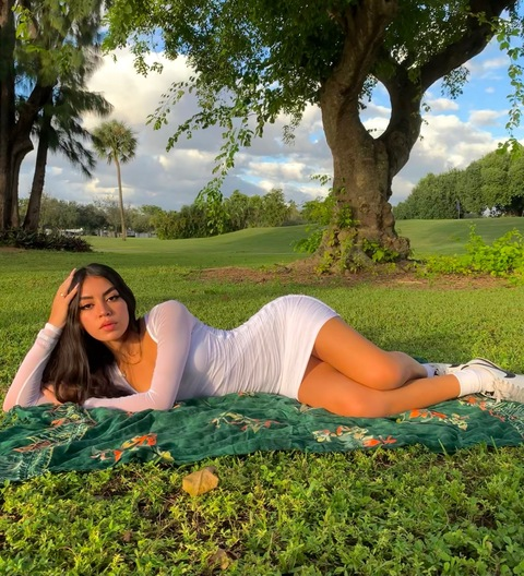 baddie.bum @zoemarias cover picture
